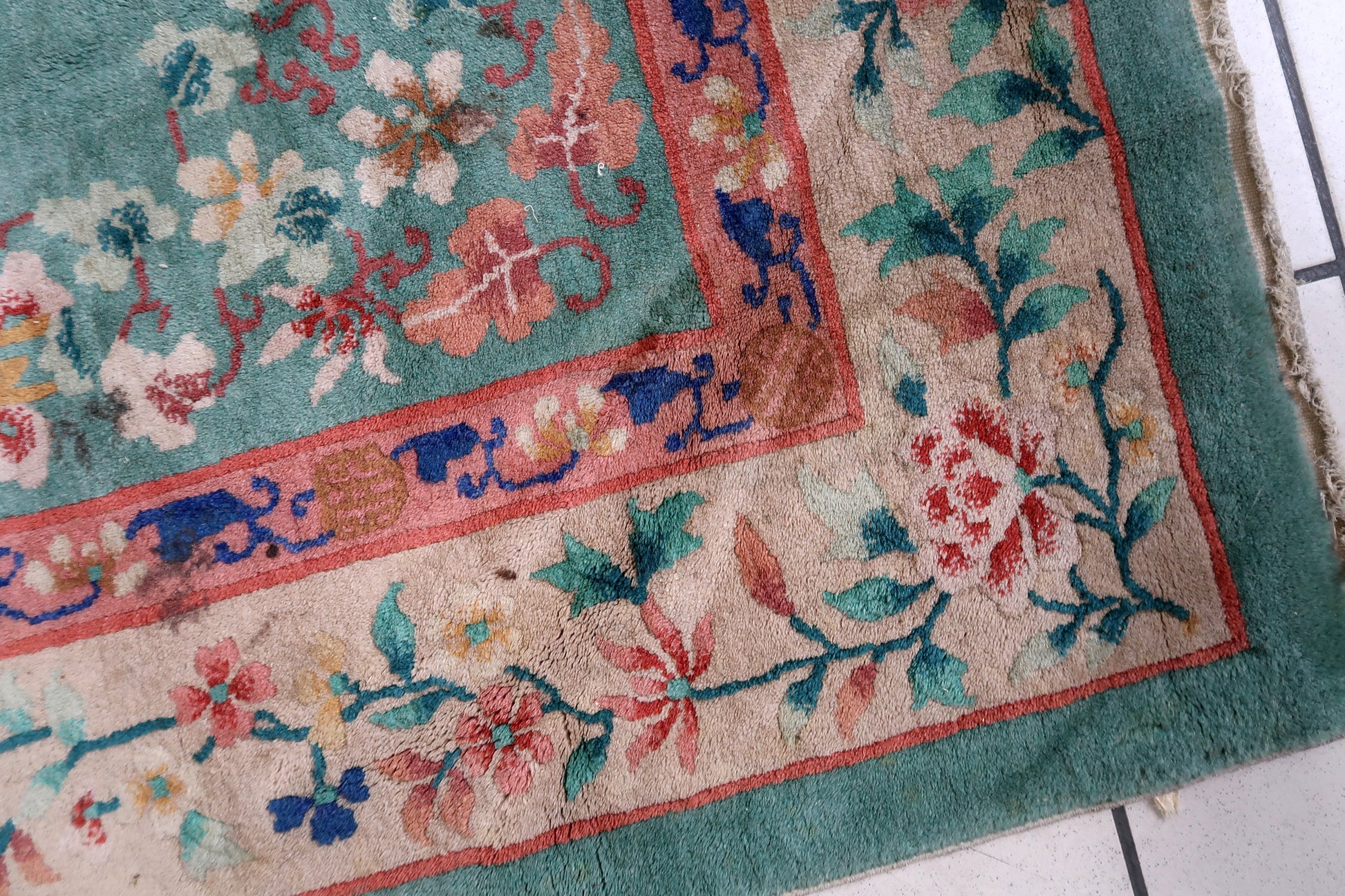 Close-up of Elegant Art Deco Patterns on the Rug