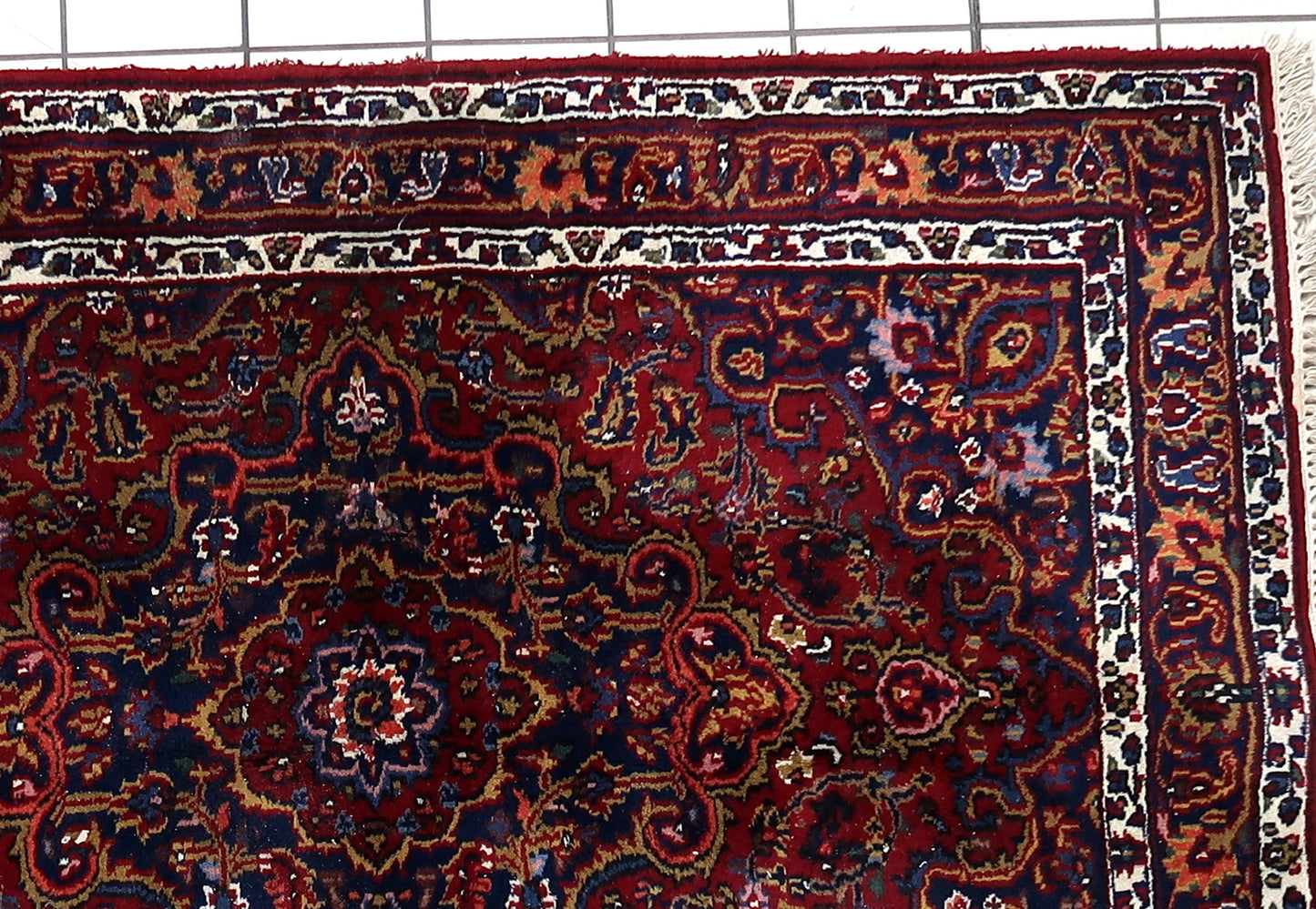 Detailed border of a 1970s Hamadan rug with complementary motifs
