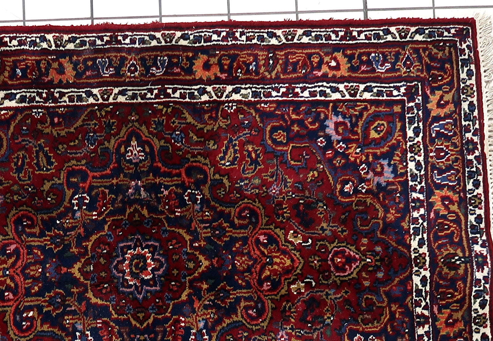 Detailed border of a 1970s Hamadan rug with complementary motifs
