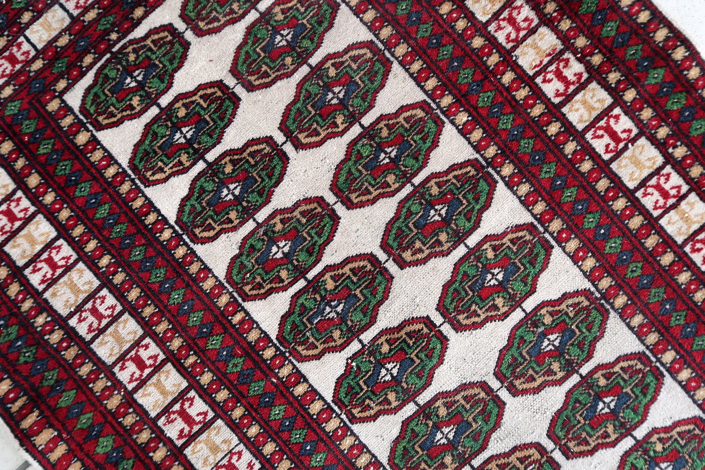 Handwoven Uzbek rug – geometric patterns
