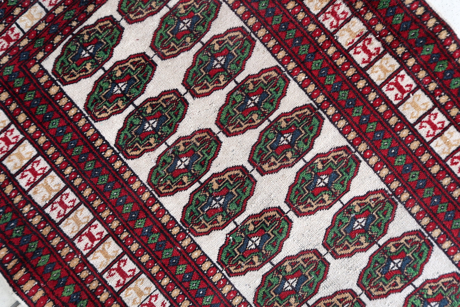 Handwoven Uzbek rug – geometric patterns
