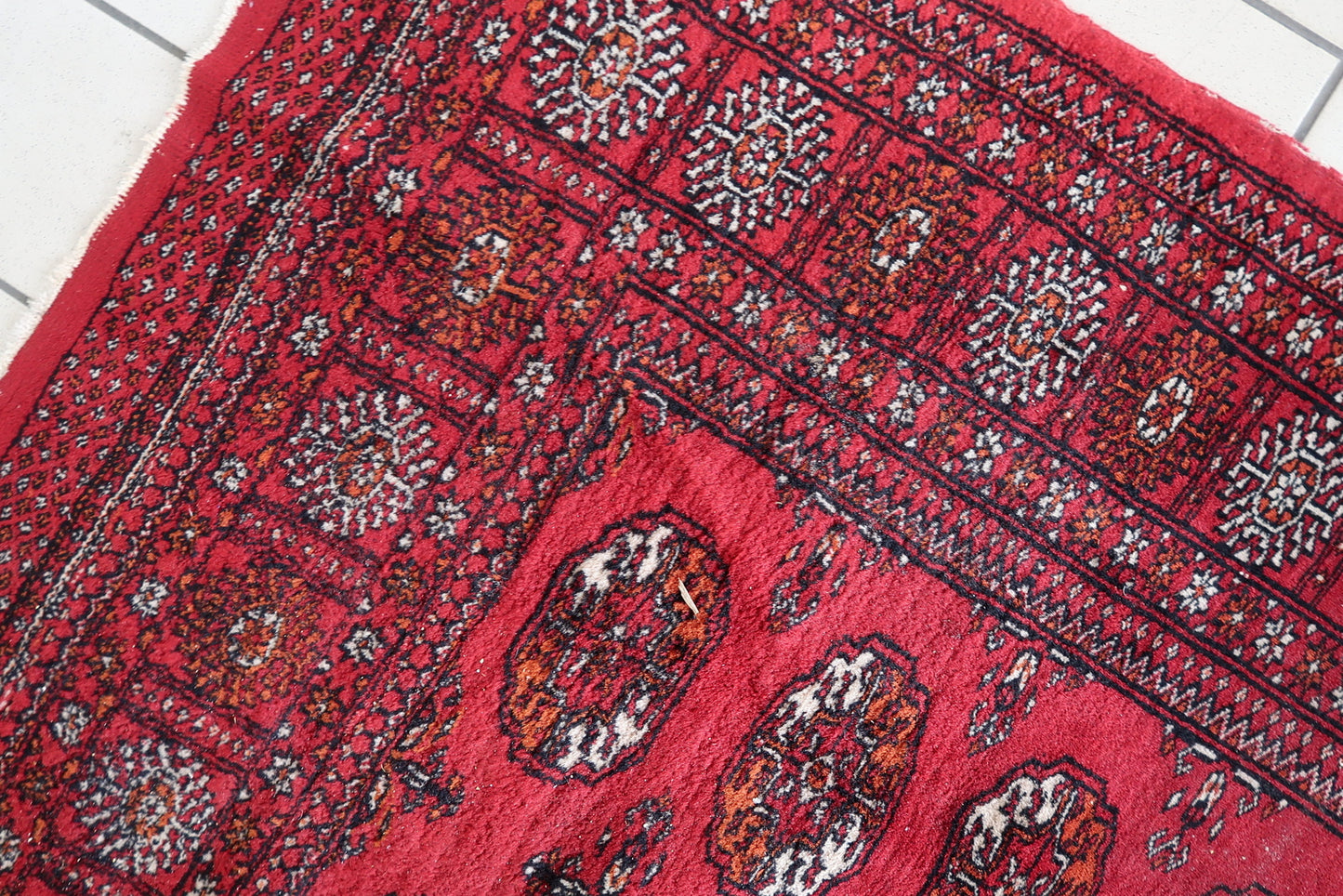 Handwoven Turkmen rug – oval designs
