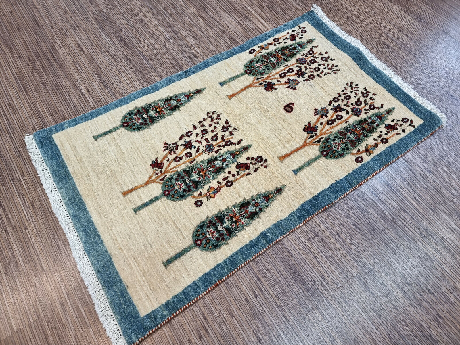 Tree pattern rug in high-quality wool
