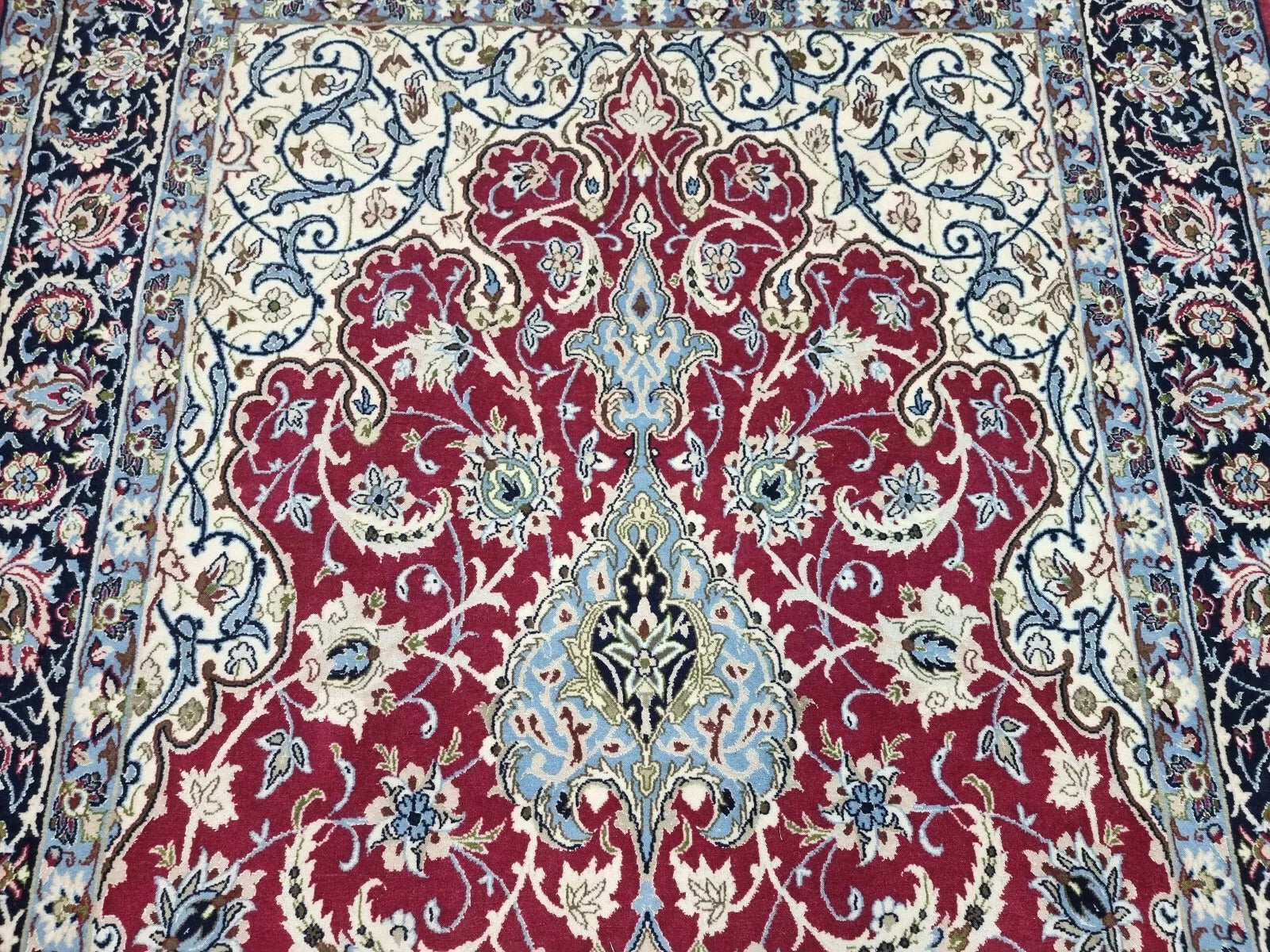 Elegant silk and wool Persian rug from the 1970s, ideal for collectors
