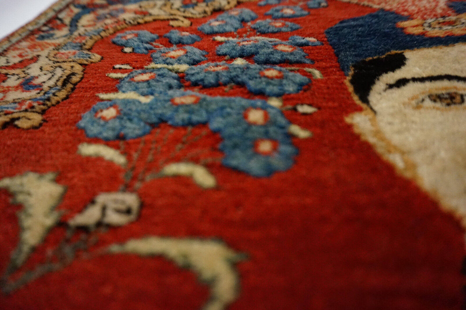 Timeless elegance: Signed Antique Mohtashm Kashan rug showcasing intricate design (1900s).