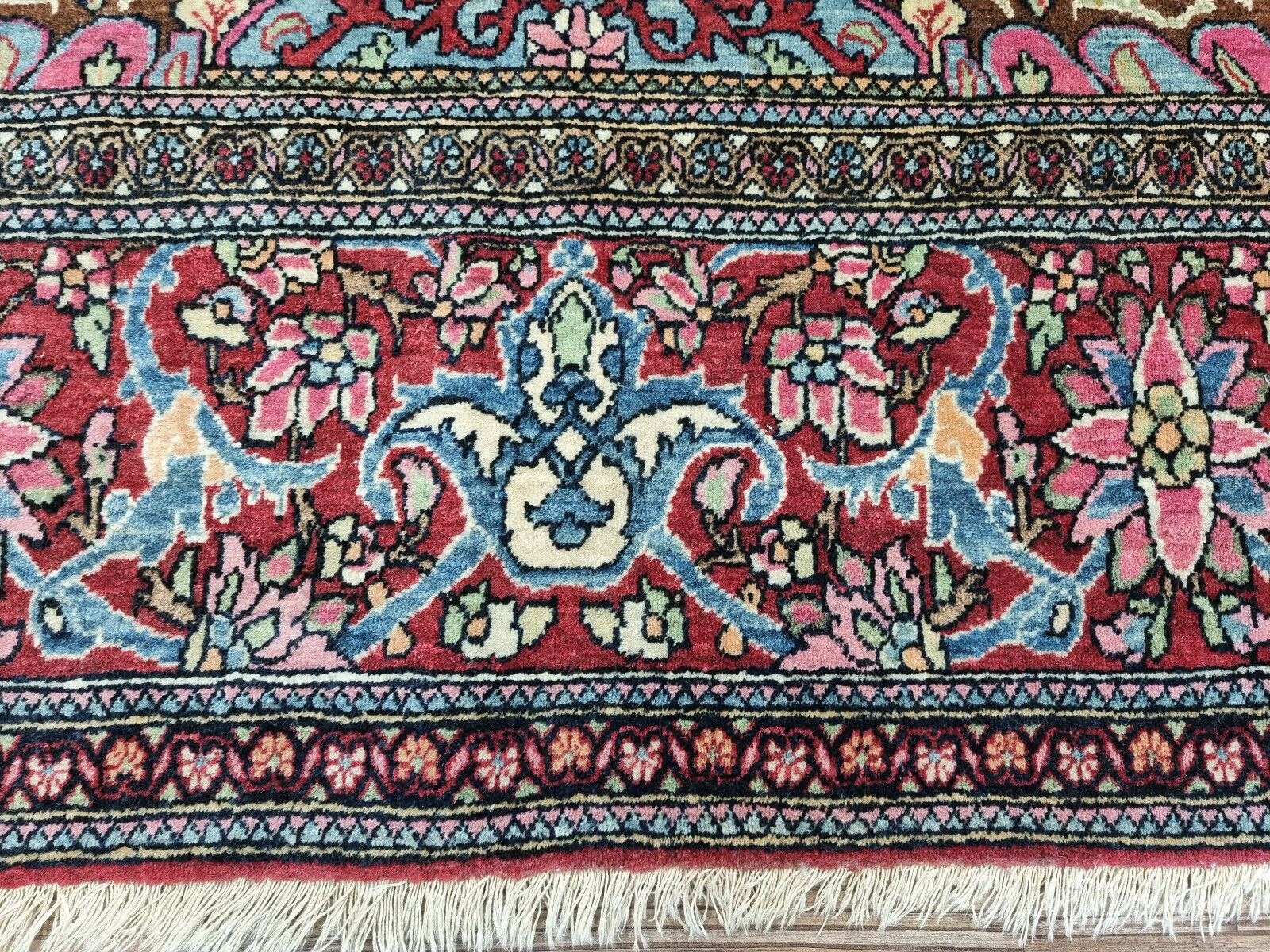 Vintage Wool Isfahan Prayer Rug (1900s): Handwoven construction evident in the intricate details of the rug. (Close-up)