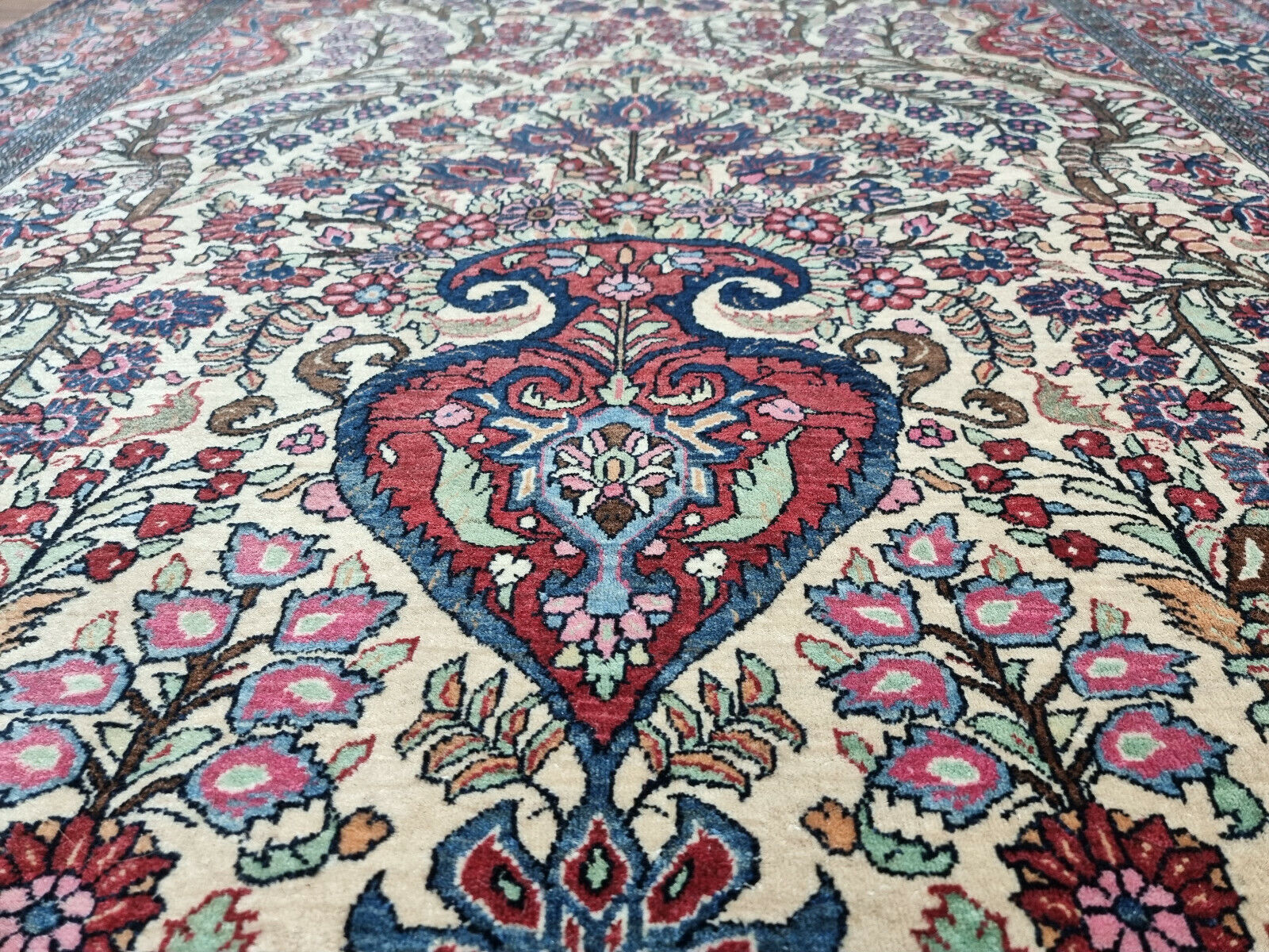 Vintage Wool Isfahan Prayer Rug (1900s): High-quality wool offers a comfortable and durable feel underfoot. (Close-up)