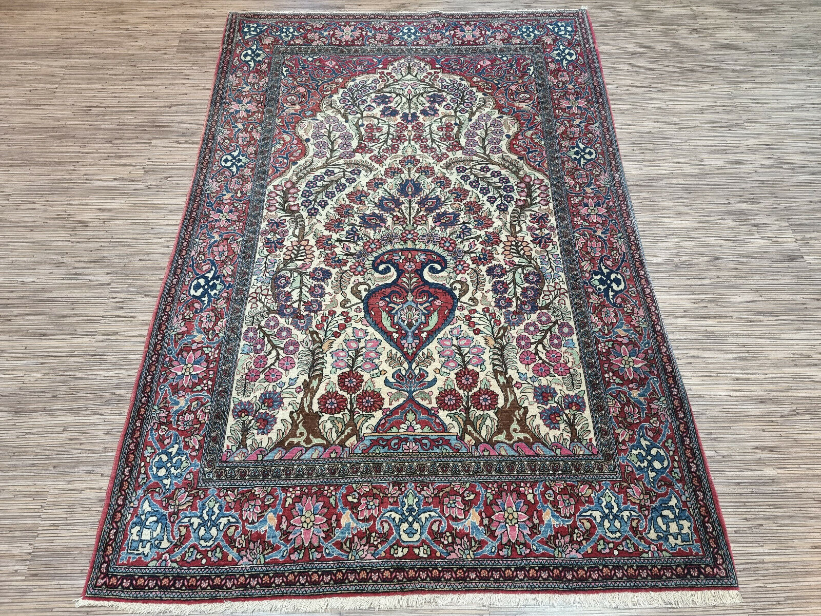 Vintage Wool Isfahan Prayer Rug (1900s): Detailed view of the central medallion with intricate floral motifs.