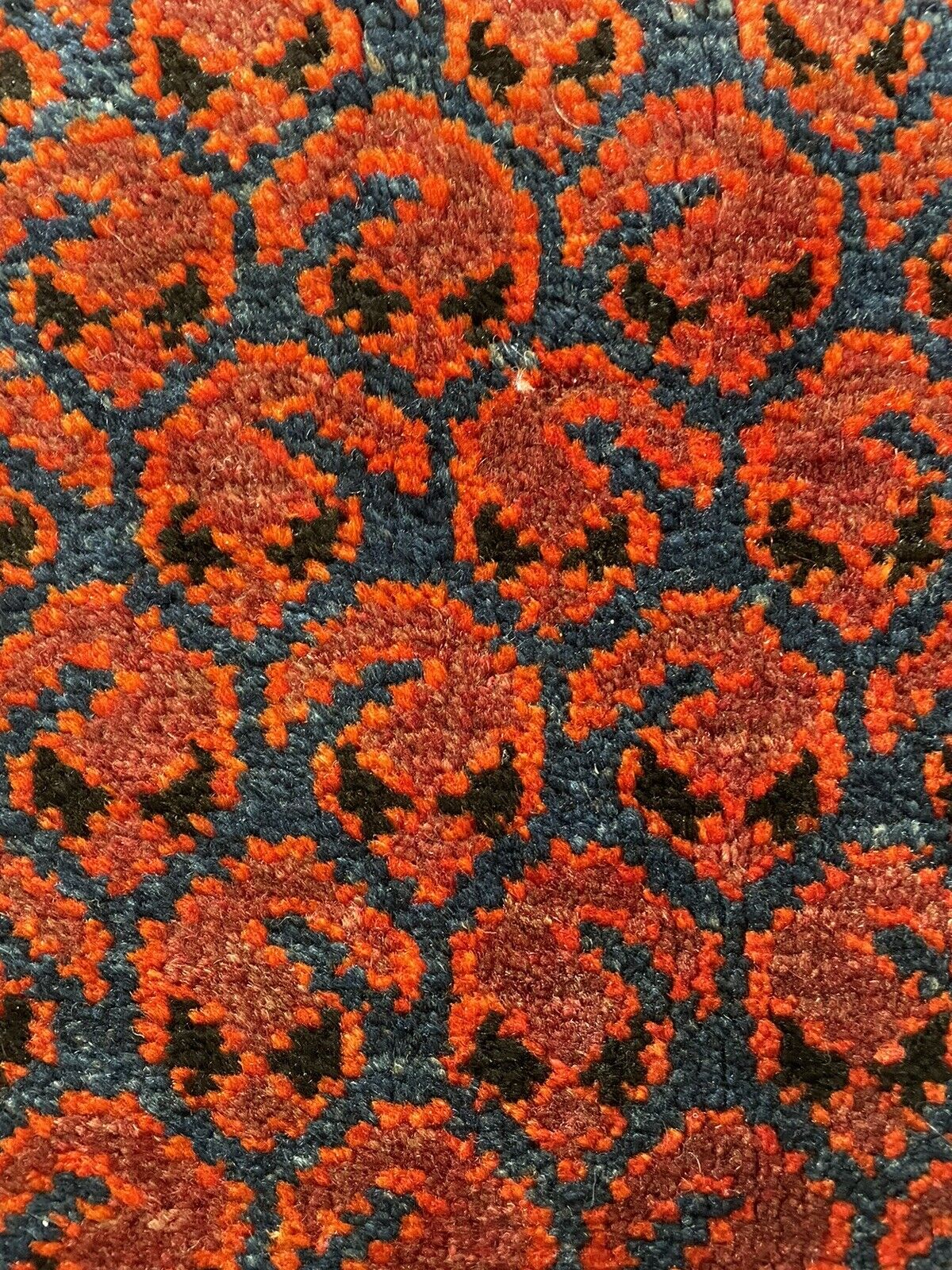 Wool Texture: A close-up of the handwoven wool fabric of the Shiraz bagface (1900s), emphasizing its natural texture and variations in color and sheen.