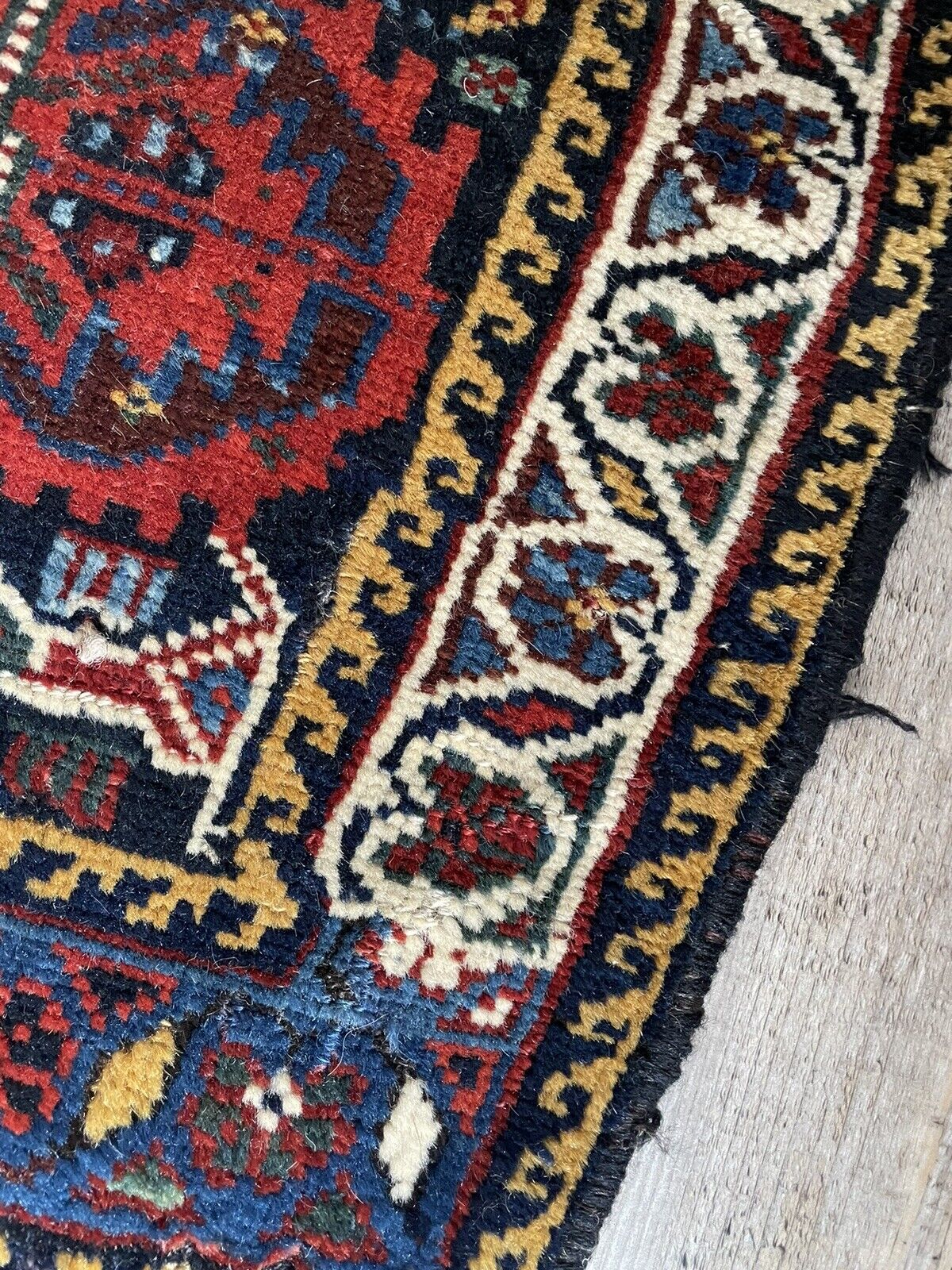 Close-Up of Stitching: A close-up of the hand-stitching on the fringe of the Gashgai bagface (1880s), highlighting the meticulous craftsmanship and attention to detail.