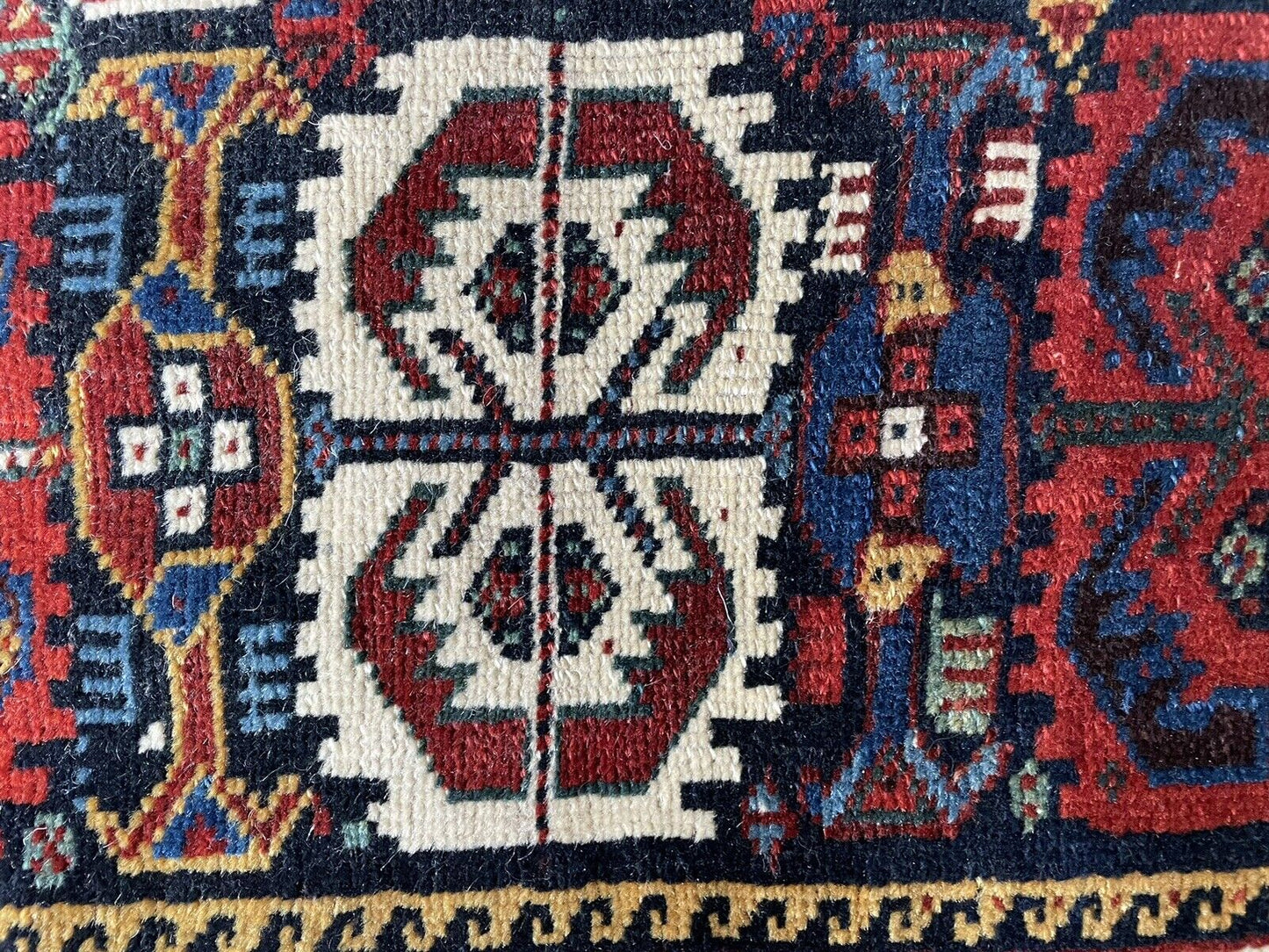 Geometric Borders: A close-up of the intricate geometric borders adorning the Gashgai bagface (1880s), showcasing the precision and artistry of the Gashgai weavers.