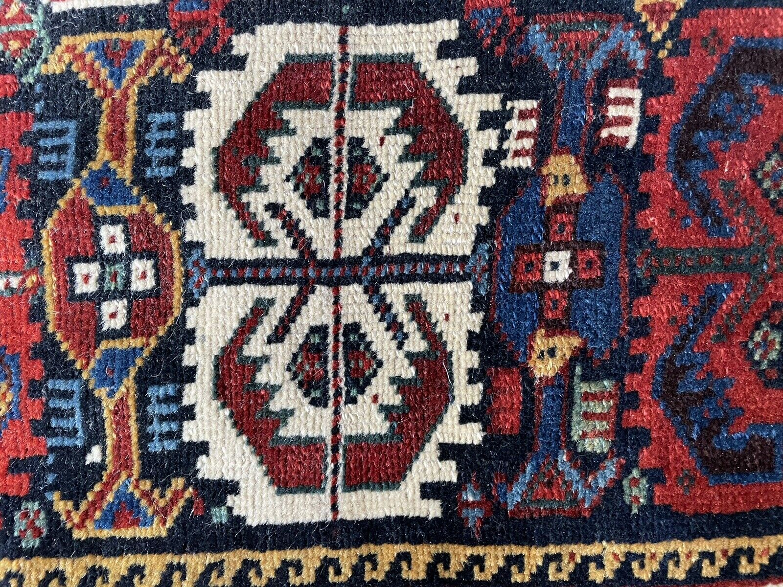 Geometric Borders: A close-up of the intricate geometric borders adorning the Gashgai bagface (1880s), showcasing the precision and artistry of the Gashgai weavers.