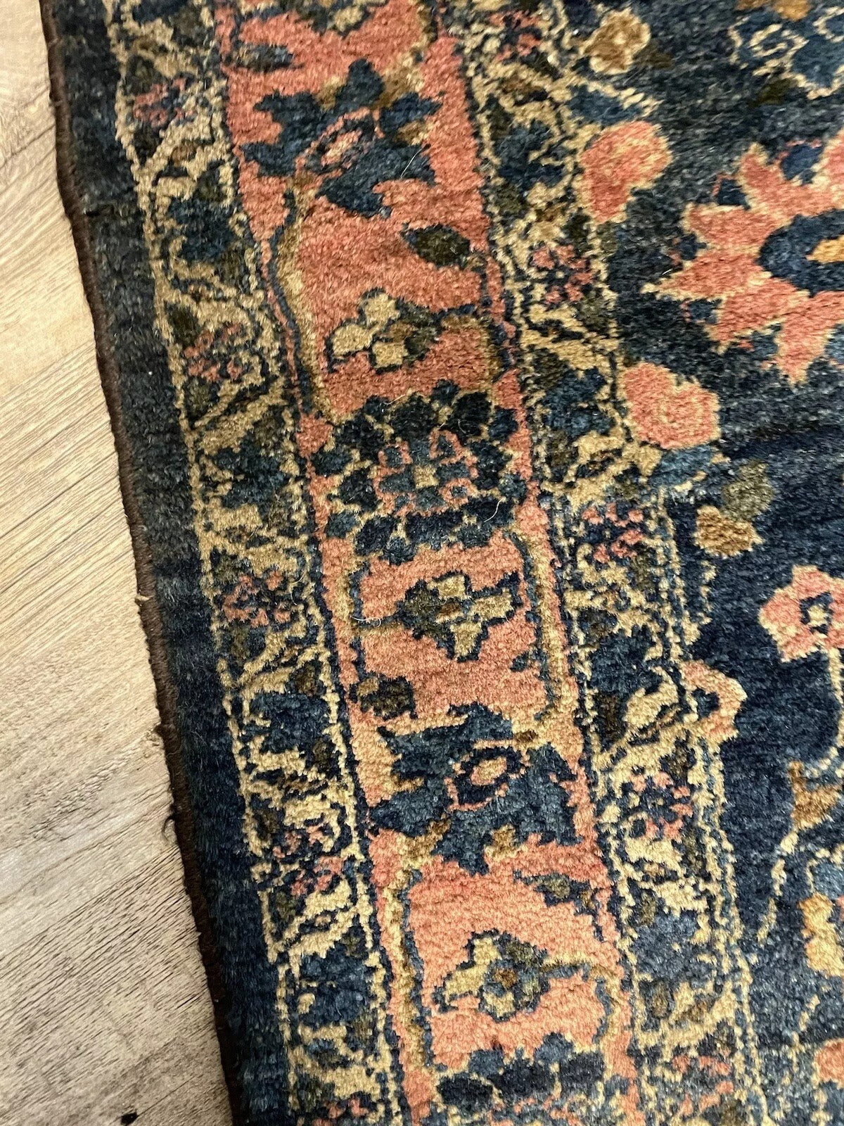 Floral Patterned Persian Lilihan Rug – A Unique Collectible
