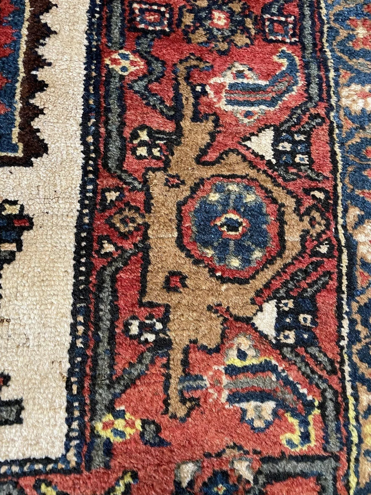 Vintage 1920s Hamadan carpet with striking design
