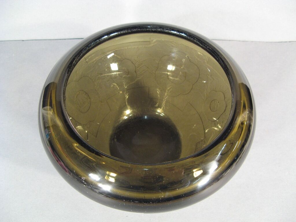 Vintage charm: Signed Gilly Art Deco glass bowl with subtle imperfections.