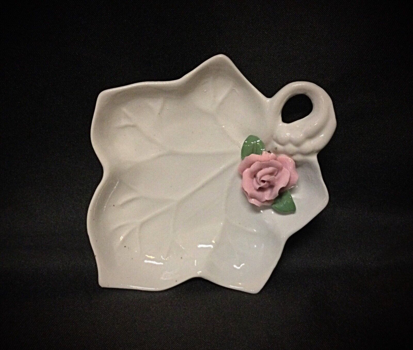 Charming ceramic rose trinket holder for vanity or desk, adding a touch of elegance.
