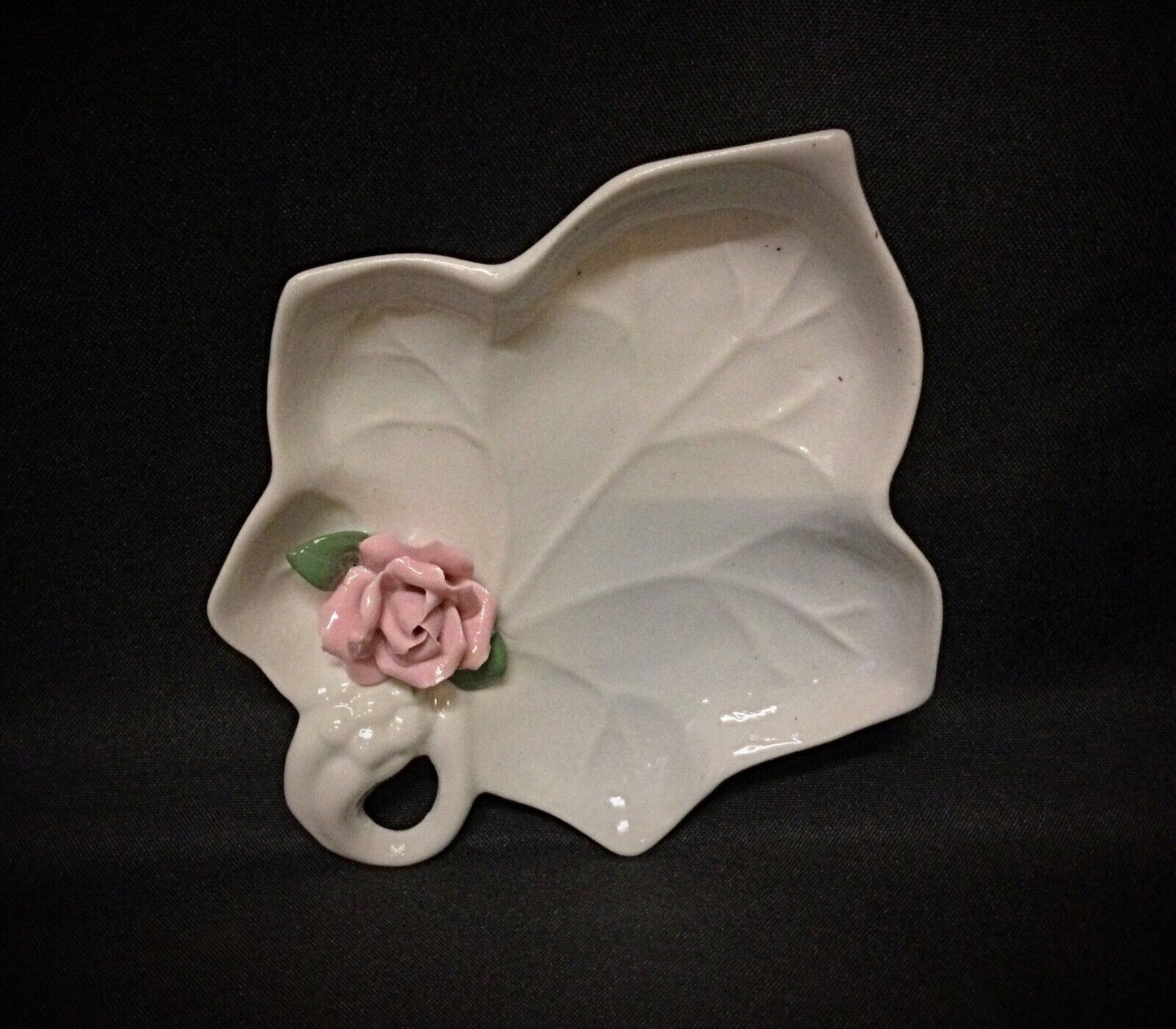 Vintage-style ceramic rose dish, ideal for storing small items or as a decorative piece.
