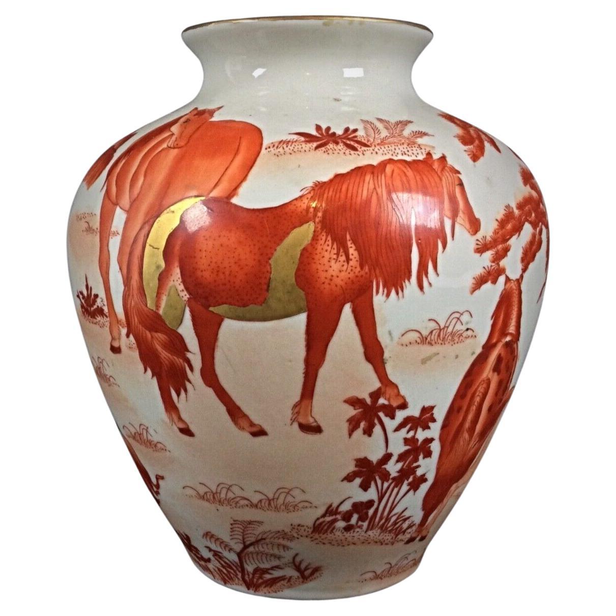 Hand-painted Chinese vase signed "L'art de Chine" from Macau
