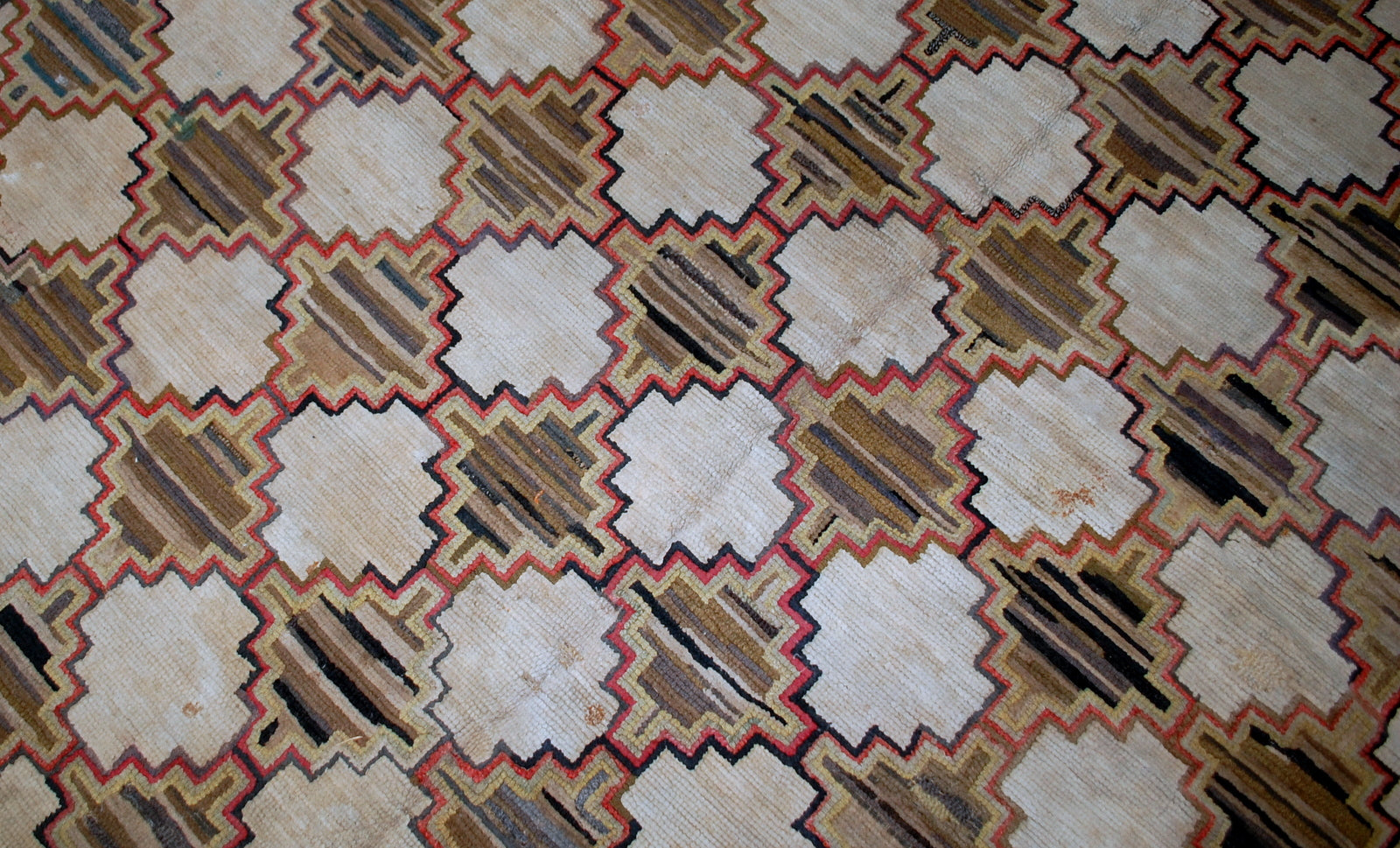 Antique geometric American hooked rug from the end of 19th century. It is in good condition, made out of wool.