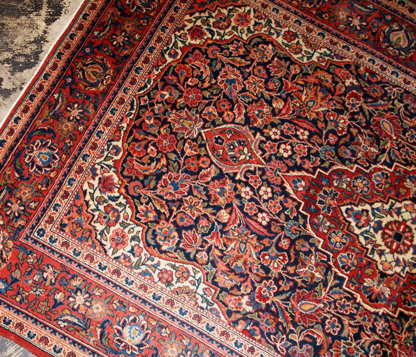 Handmade antique Kashan rug in traditional floral design. The rug is in original good condition from the beginning of 20th century.