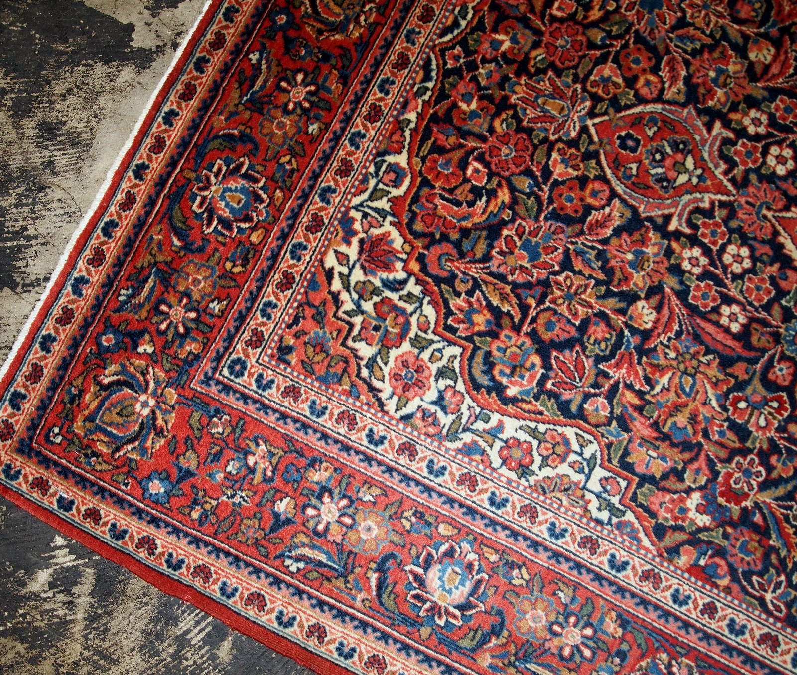 Handmade antique Kashan rug in traditional floral design. The rug is in original good condition from the beginning of 20th century.