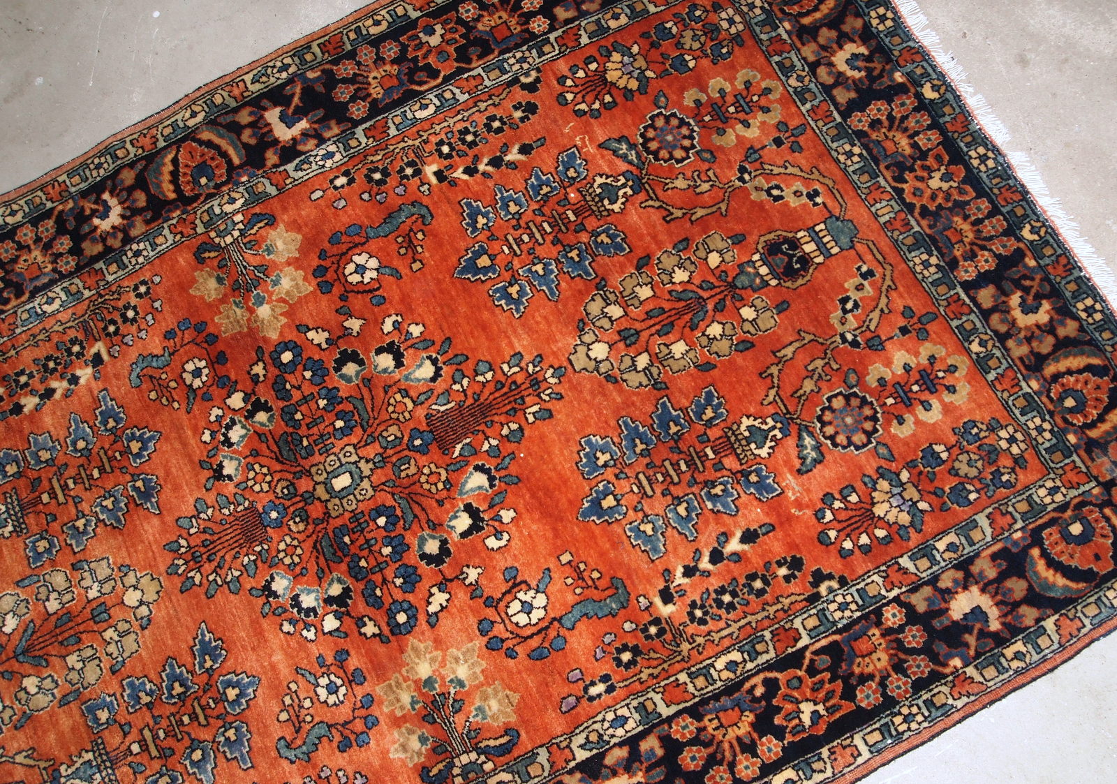 Handmade antique Persian Sarouk rug in original good condition. This rug is from the beginning of 20th century.