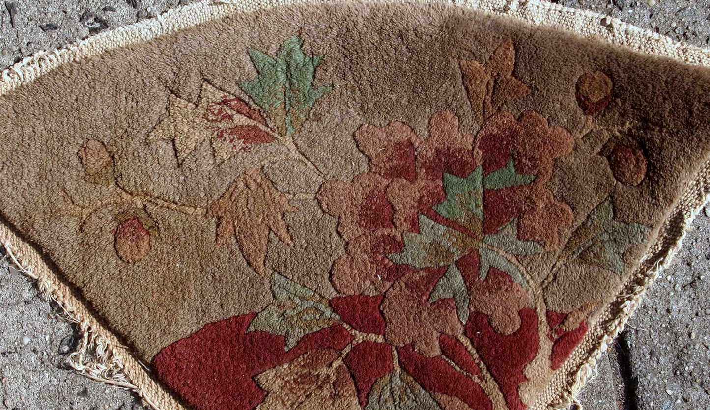 Handmade antique Art Deco Chinese mat in red and beige wool. The rug is from the beginning of 20th century, in original good condition.