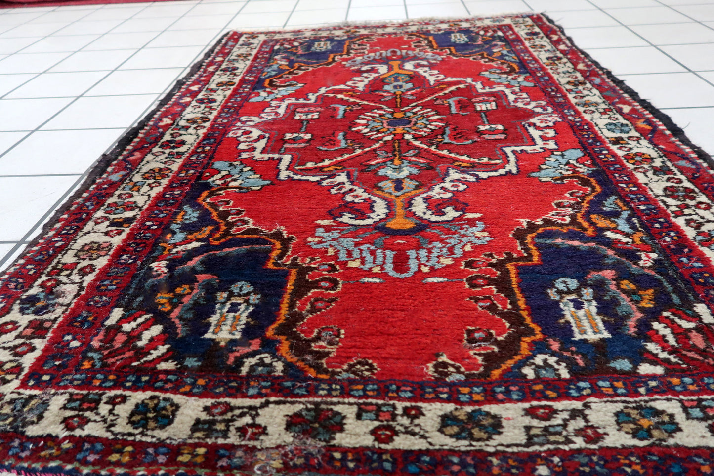 Handmade vintage Persian Hamadan rug with large medallion design and bright colors. The rug is from the end of 20th century in original good condition.