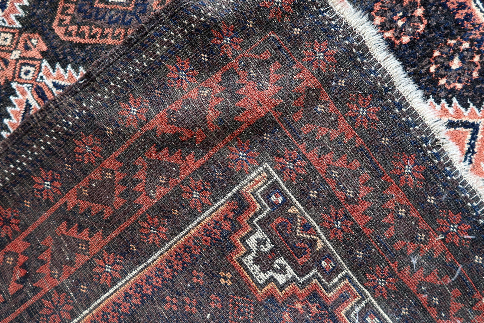 Handmade antique Afghan Baluch rug 2.9' x 5.9' (102cm x 181cm) 1920s -  1C1051