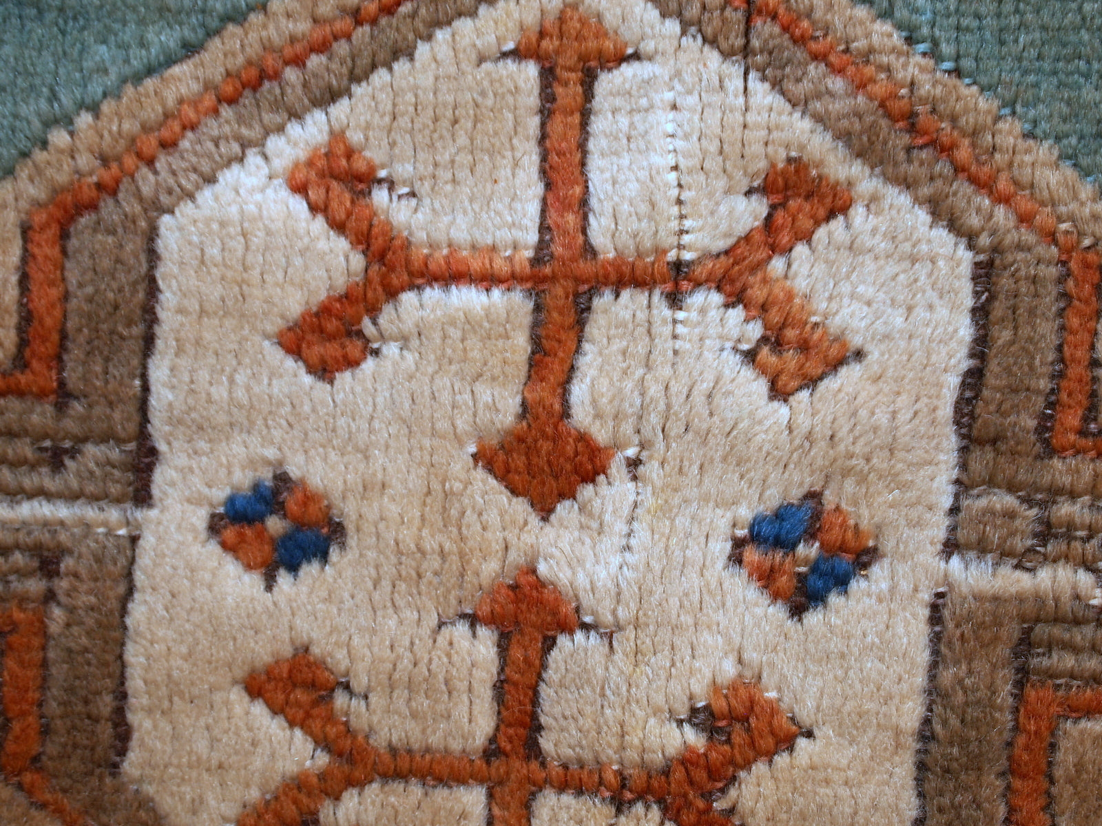 Handmade vintage Caucasian Kazak rug 4.2' x 5.6' (130cm x 170cm) 1970s - 1C324 - One Royal Art