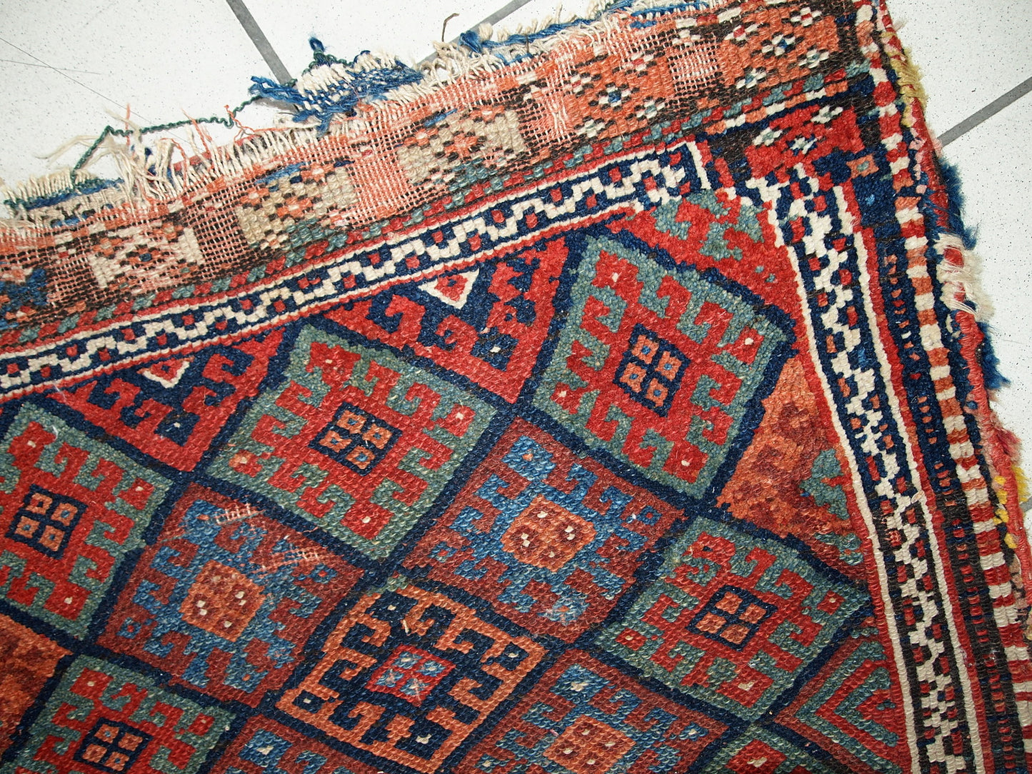 Hand made antique collectible Persian Kurdish bag in original condition, it has some age wear. This bag has typical Jaff design with repeating diamond in different shades. The back side kilim is striped in red and chocolate brown shades. 