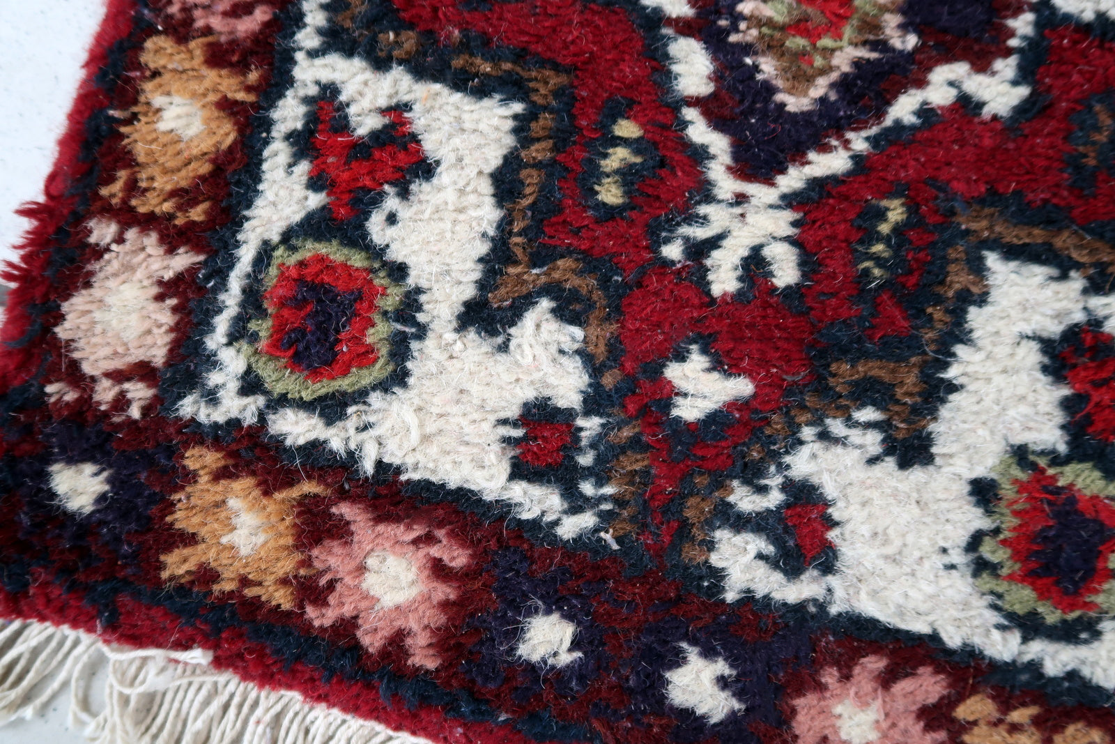 Handmade vintage Middle Eastern rug in traditional medallion design. The rug has been made in wool in the end of 20th century. It is in original good condition