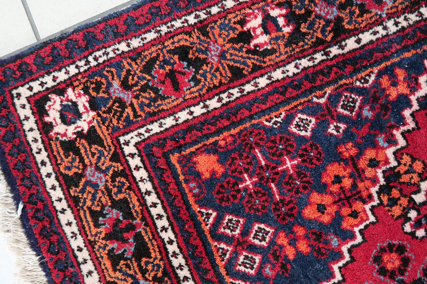 Handmade vintage Persian Hamadan rug in traditional design. The rug is from the end of 20th century, it is in original good condition. 