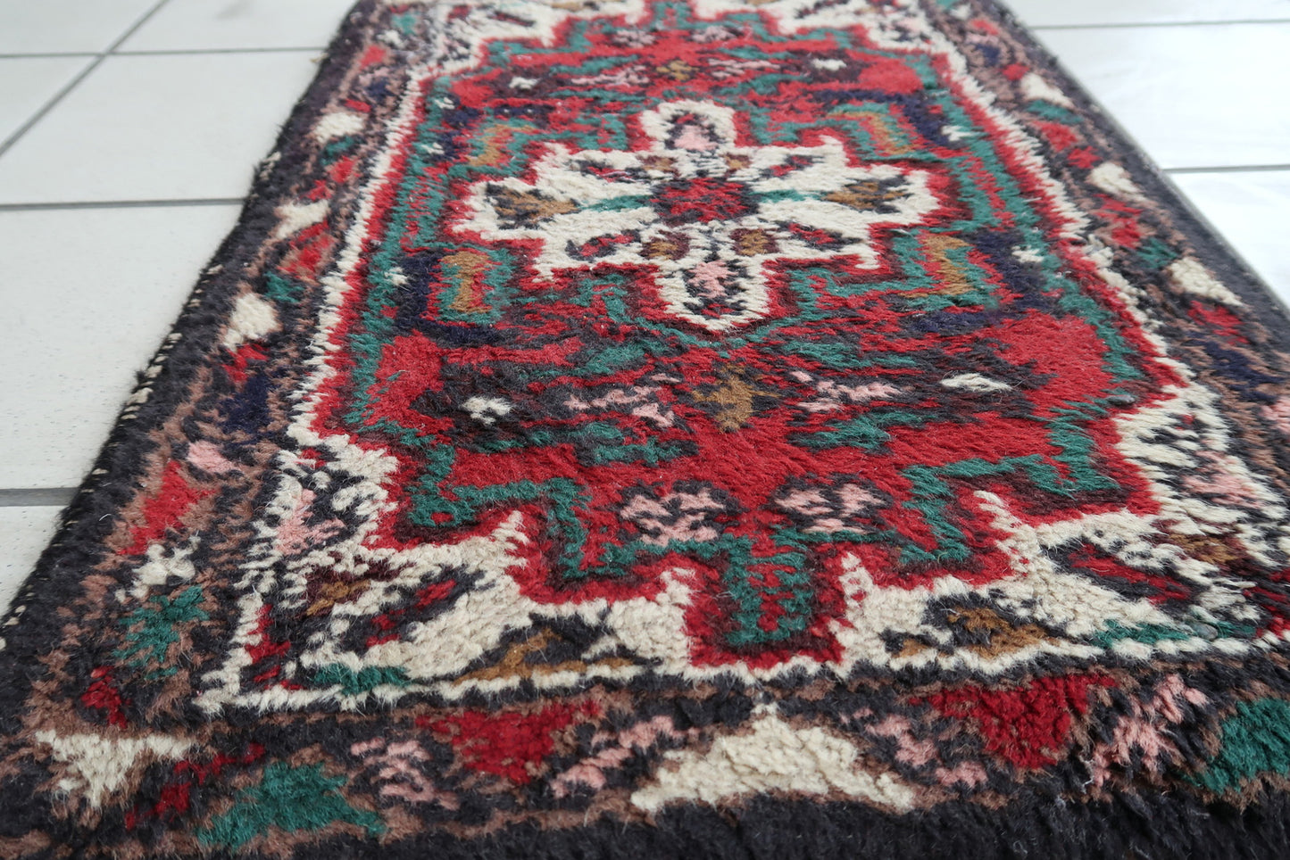 Handmade vintage Middle Eastern rug in traditional medallion design. The rug has been made in wool in the end of 20th century. It is in original good condition.