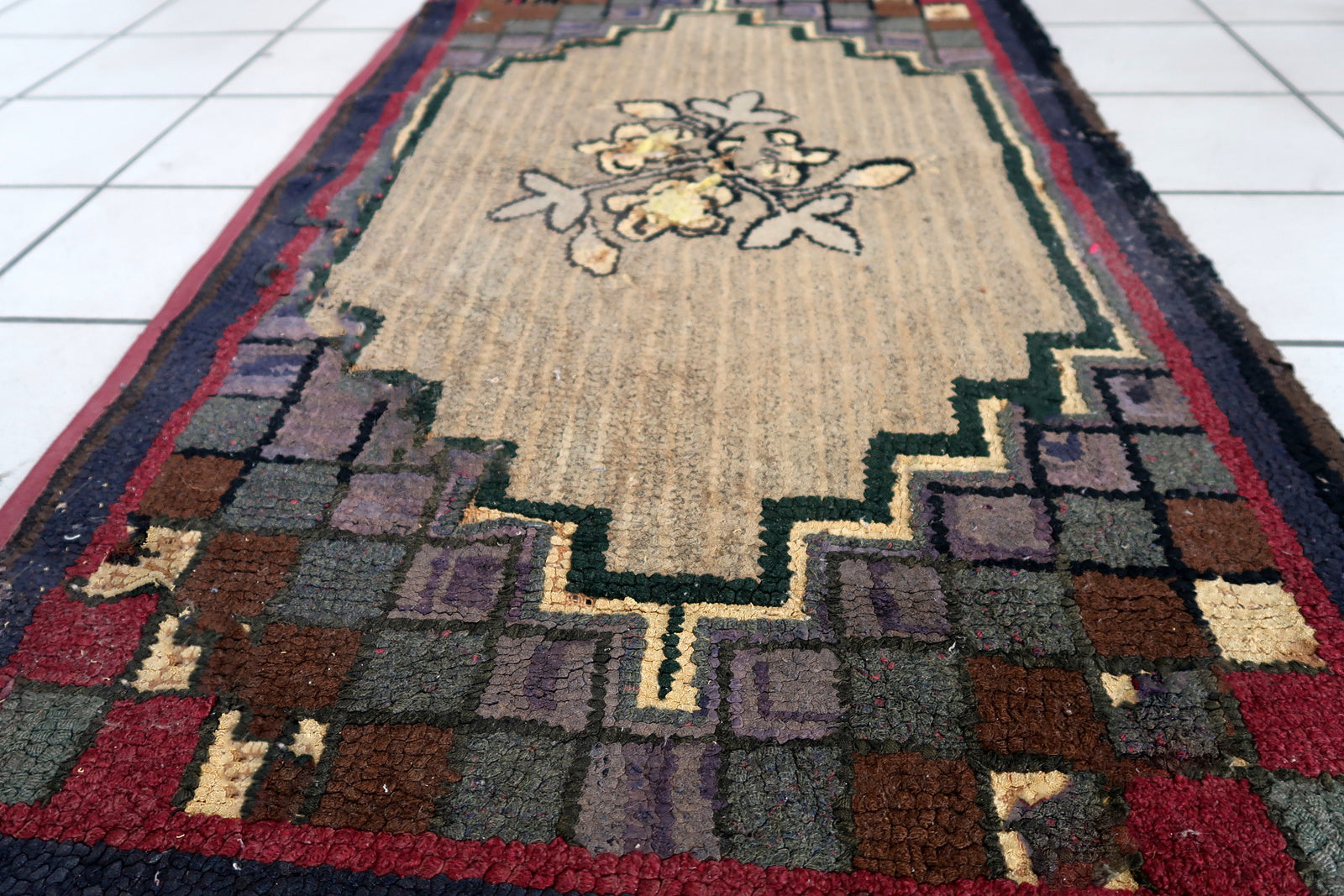 Handmade antique American Hooked rug in floral design. The rug is from the end of 19th century in good condition, the rug has old restorations.