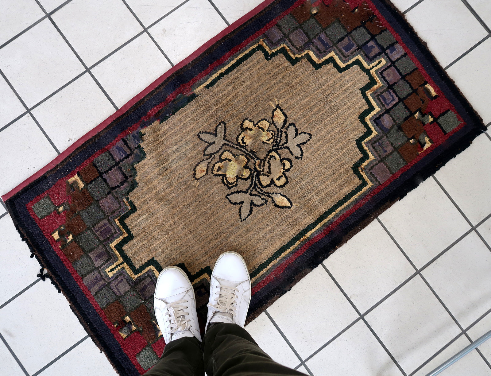 Handmade antique American Hooked rug in floral design. The rug is from the end of 19th century in good condition, the rug has old restorations.