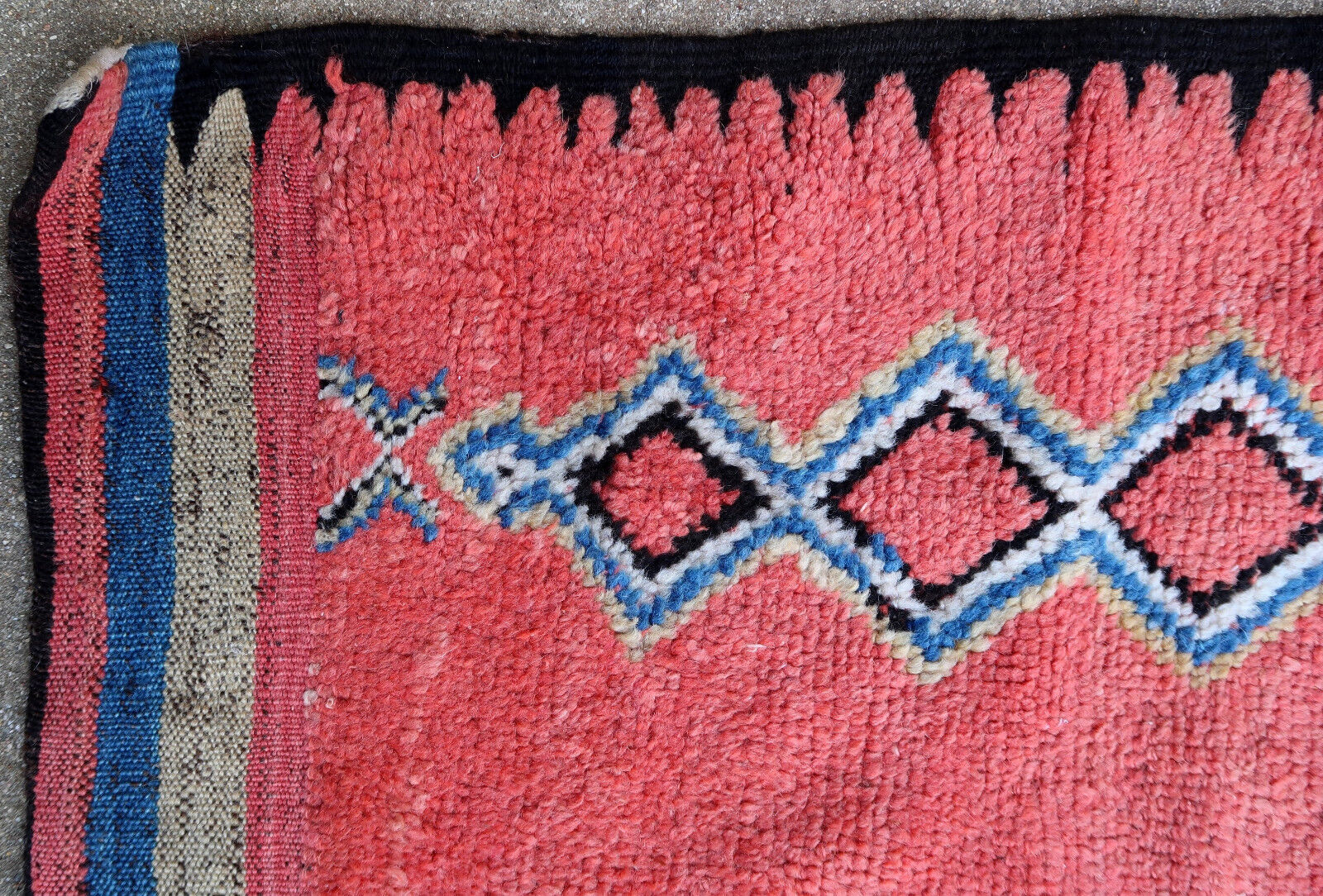 Handmade vintage rug from Morocco in Berber style and raspberry color. The rug is from the beginning of 20th century made by the Ouled Bou Sbaa tribe in the region of Chichaoua in Morocco. It is in original good condition.